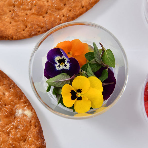 - Tarta de Milhojas con crema, frambuesas y flores -