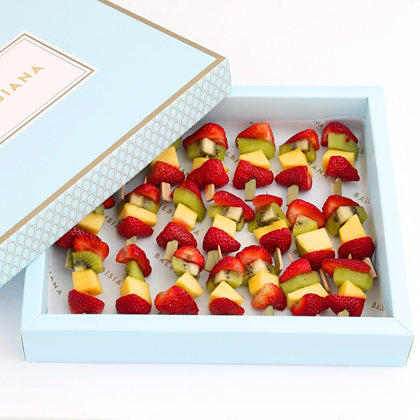 Bandeja de brochetas de fruta natural