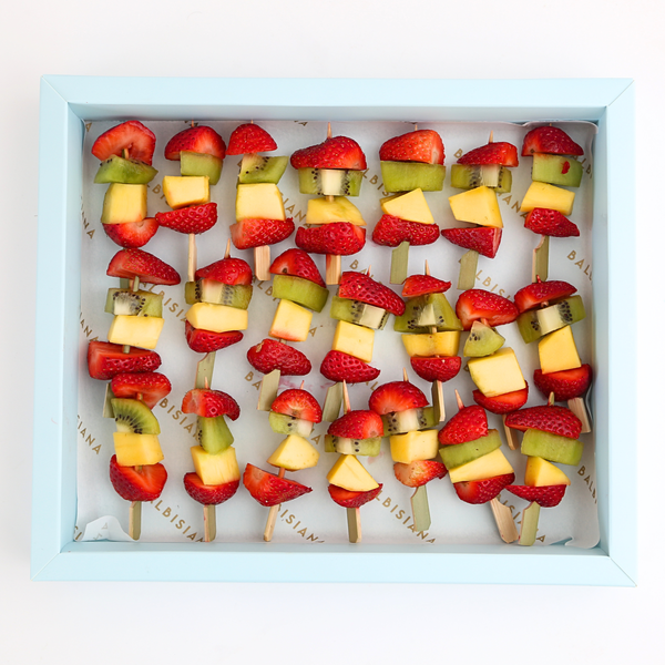 Bandeja de brochetas de fruta natural