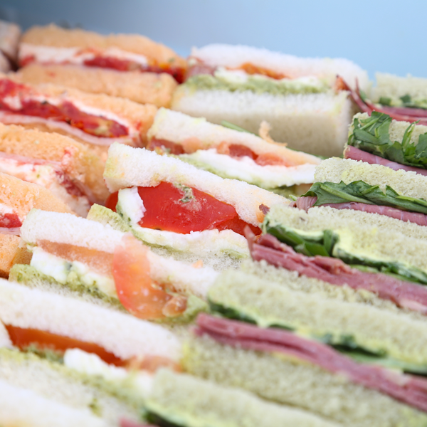 Bandeja de sándwiches dobles premium