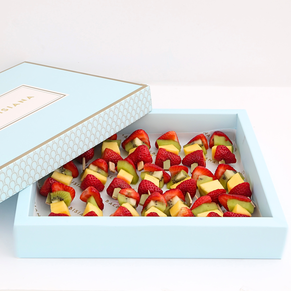 Bandeja de brochetas de fruta natural