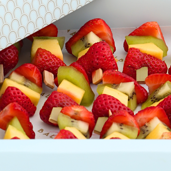 Bandeja de brochetas de fruta natural
