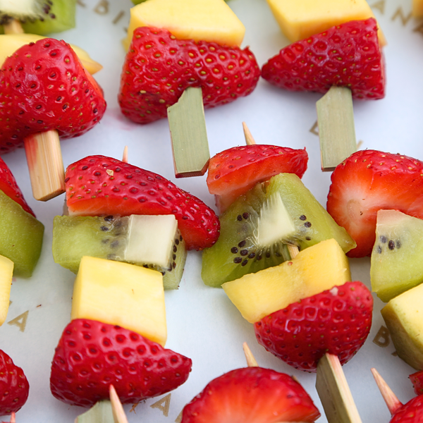 Bandeja de brochetas de fruta natural