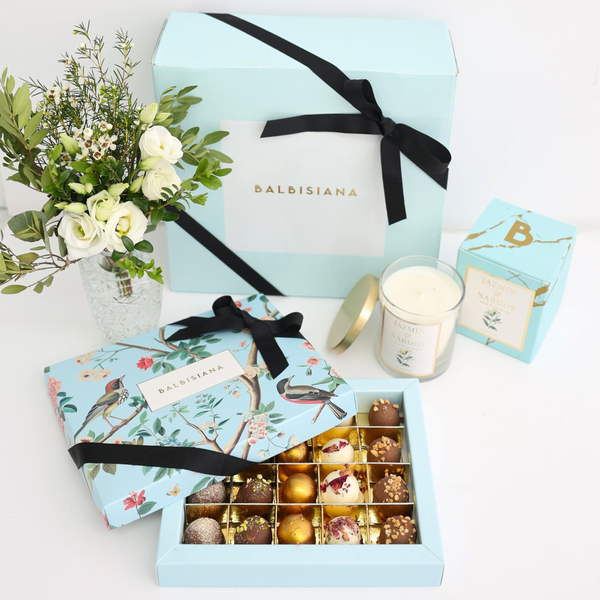 Caja regalo Día de la Madre: trufitas, vela y flores naturales