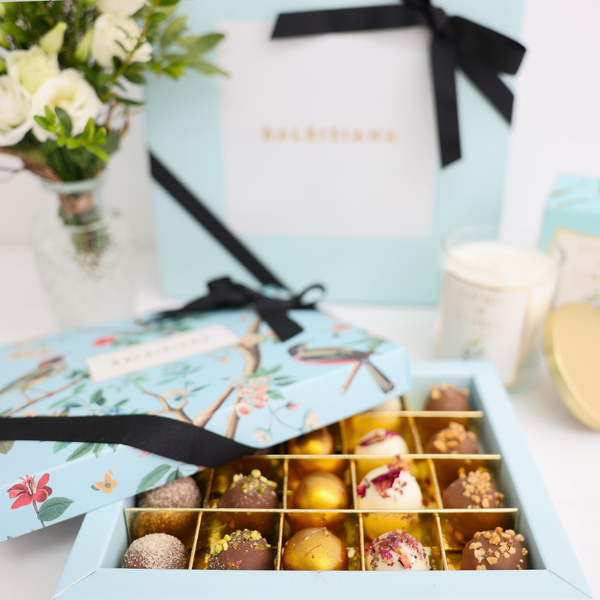 Caja regalo Día de la Madre: trufitas, vela y flores naturales