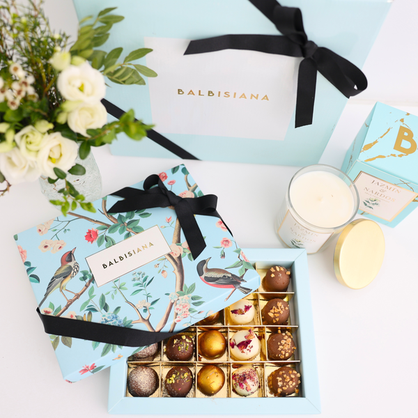 Caja regalo Día de la Madre: trufitas, vela y flores naturales