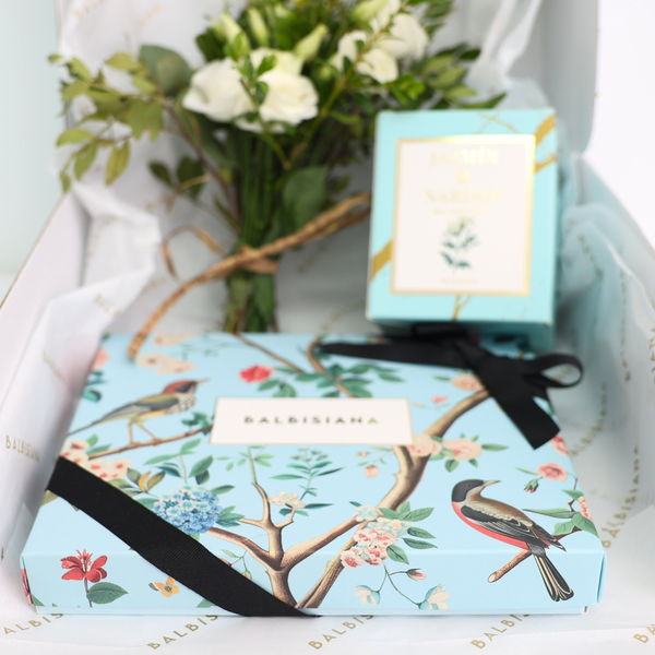 Caja regalo Día de la Madre: trufitas, vela y flores naturales