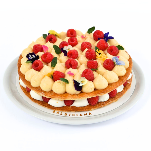 - Tarta de Milhojas con crema, frambuesas y flores -