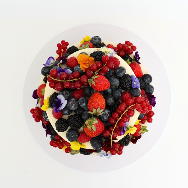 Tarta de dos pisos de Zanahoria flores y frutos rojos