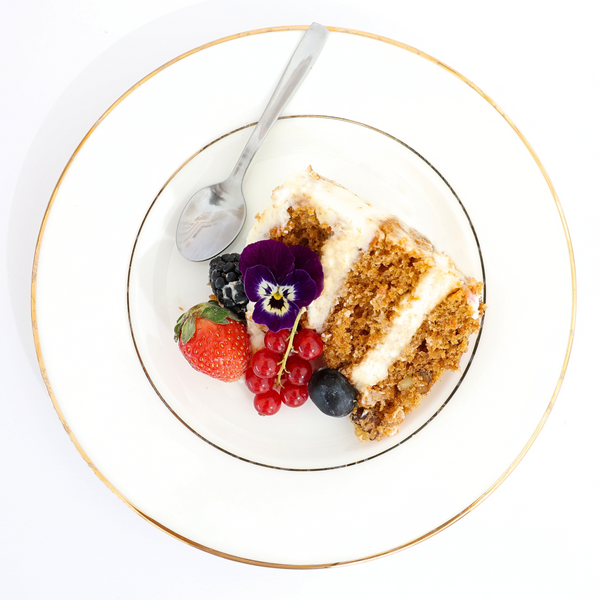 Tarta de dos pisos de Zanahoria flores y frutos rojos