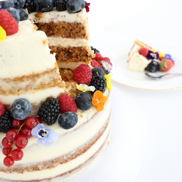 Tarta de dos pisos de Zanahoria flores y frutos rojos