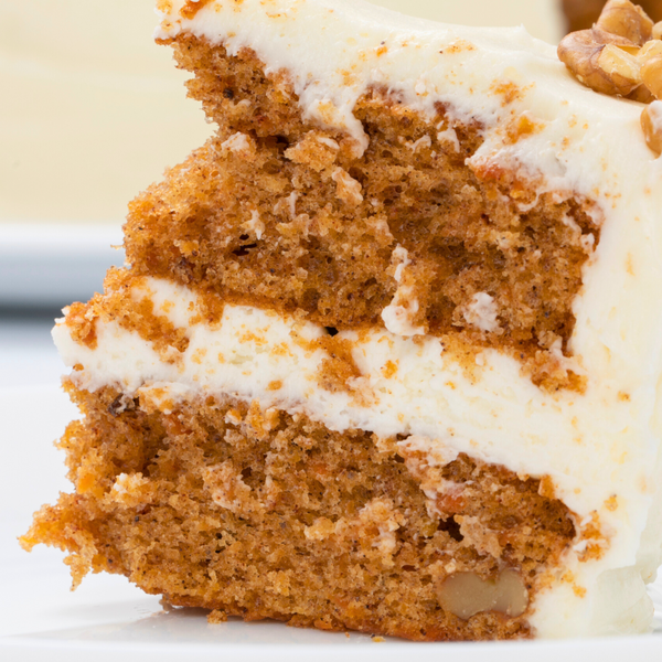 Tarta de dos pisos de Zanahoria flores y frutos rojos