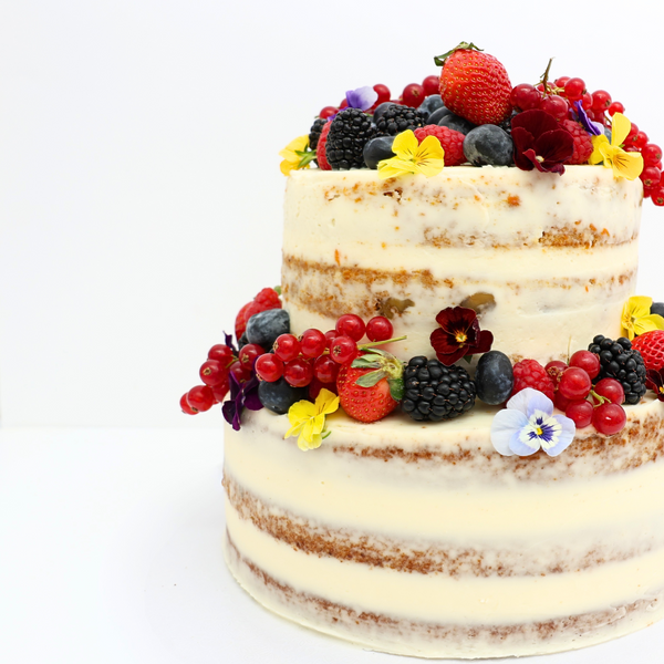 Tarta de dos pisos de Zanahoria flores y frutos rojos