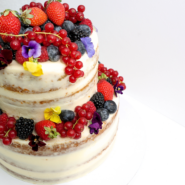 Tarta de dos pisos de Zanahoria flores y frutos rojos