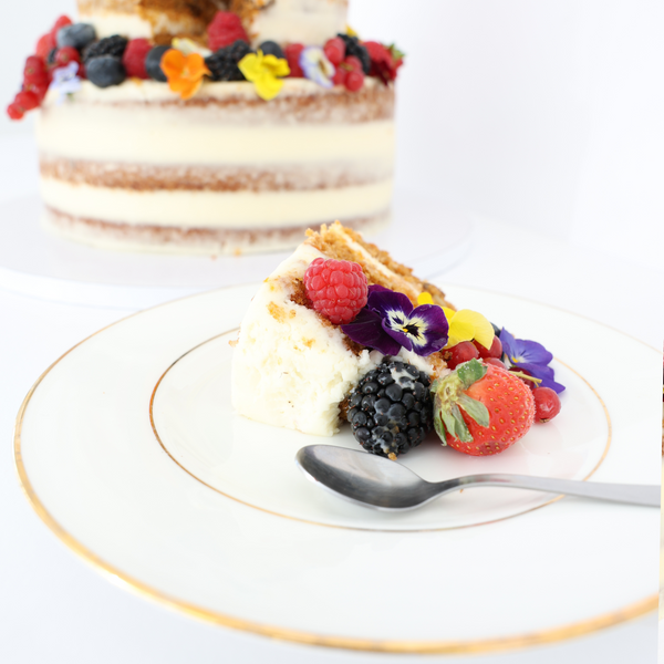 Tarta de dos pisos de Zanahoria flores y frutos rojos