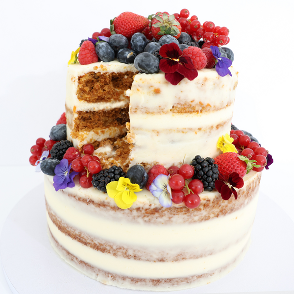 Tarta de dos pisos de Zanahoria flores y frutos rojos