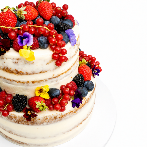 Tarta de dos pisos de Zanahoria flores y frutos rojos