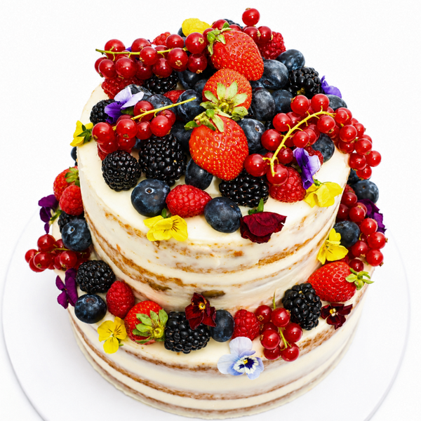 Tarta de dos pisos de Zanahoria flores y frutos rojos