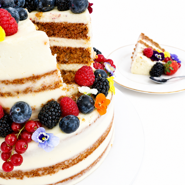 Tarta de dos pisos de Zanahoria flores y frutos rojos