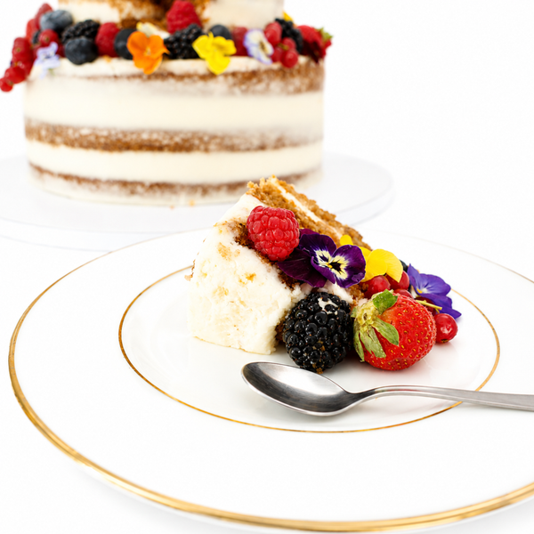 Tarta de dos pisos de Zanahoria flores y frutos rojos
