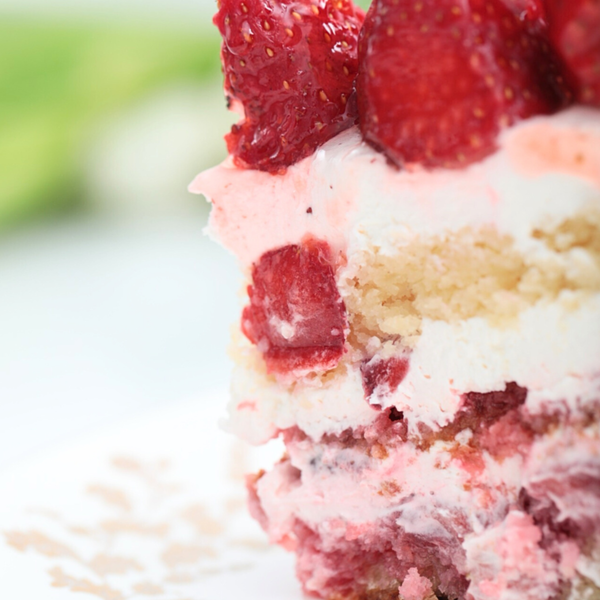 Tarta de fresas con nata