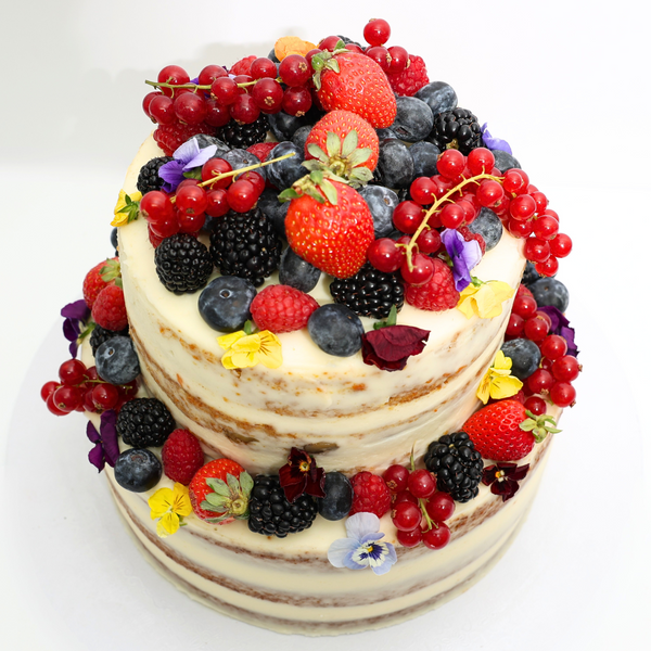 Tarta de dos pisos de Zanahoria flores y frutos rojos