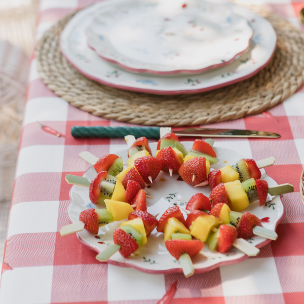 Bandeja de brochetas de fruta natural